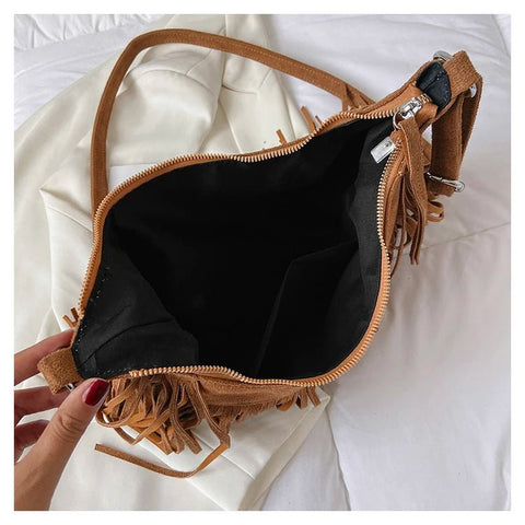 Model Women's Retro - style Geometric Pattern Material Shoulder Bag. the Lining Is Made of Polyester - American ThistleModel Women's Retro - style Geometric Pattern Material Shoulder Bag. the Lining Is Made of Polyester